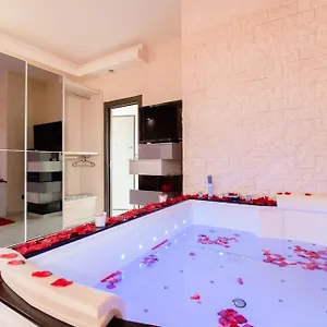 Appartamento Suitehouse - With Jacuzzi & Comfort, San Giorgio a Cremano